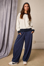 Load image into Gallery viewer, Contrast Stitch Sweatshirt - White